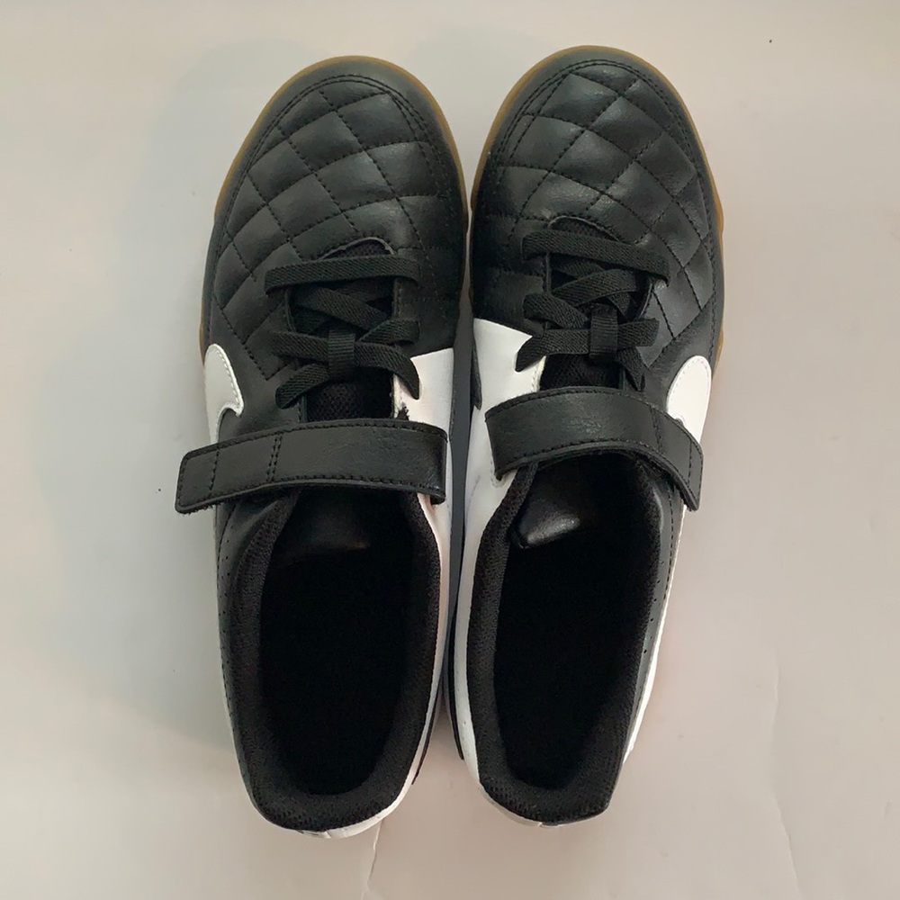NWOT Nike JR Tiempo Soccer shoes size 5Y